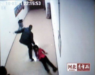 一嫌疑人拽著女網(wǎng)管的頭發(fā)向門外拖